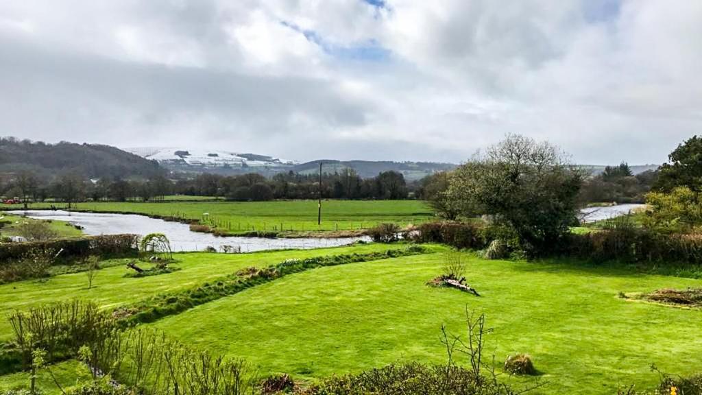 Riverside Chalet In Heart Of Lampeter, West Wales Villa Екстериор снимка